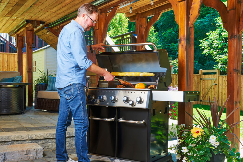 Comment puis-je nettoyer correctement mon barbecue à gaz ?